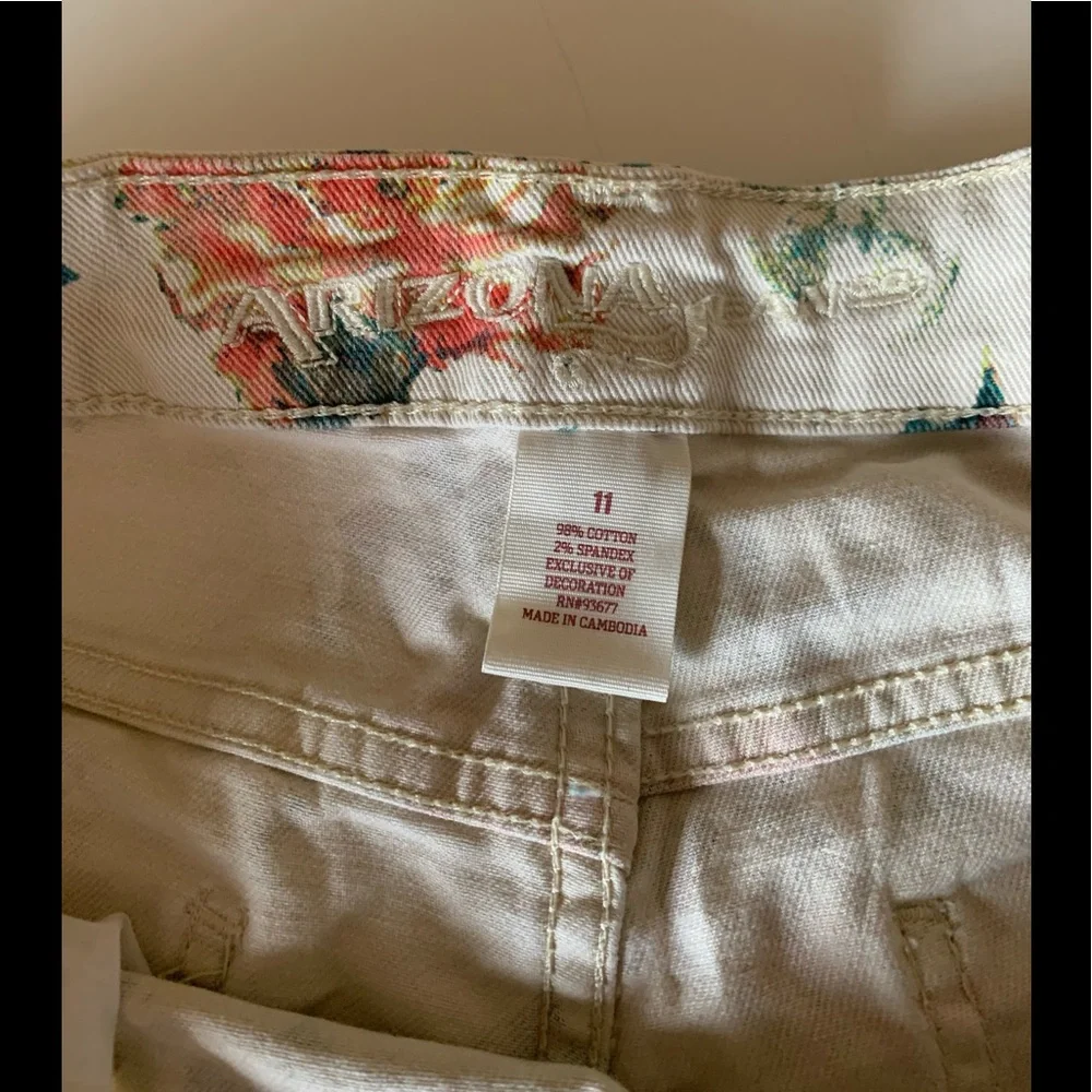 Arizona Jean Co. Juniors Floral cutoffs